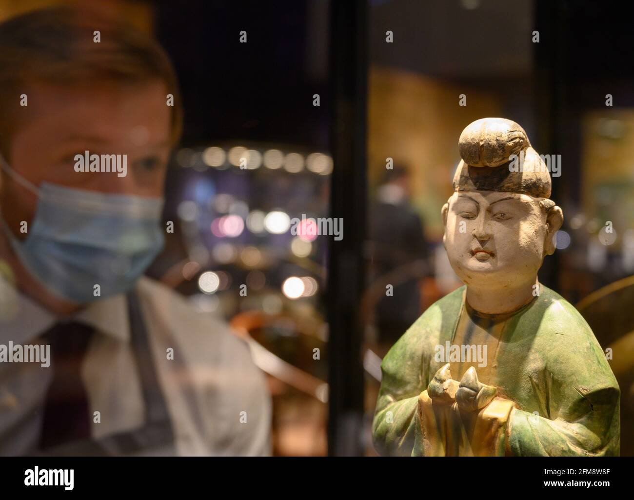 Bonhams, Londra, Regno Unito. 7 maggio 2021. La collezione H: Mobili cinesi, bronzi arcaici e arte giapponese offerti in vendita a Bonhams il 13 maggio a Londra. IMMAGINE: UNA RARA E GRANDE CERAMICA SMALTATA SANCAI FIGURA DI UN ASSISTENTE MASCHILE, DINASTIA TANG, STIMA £20,000-30,000. Credit: Malcolm Park/Alamy Live News Foto Stock