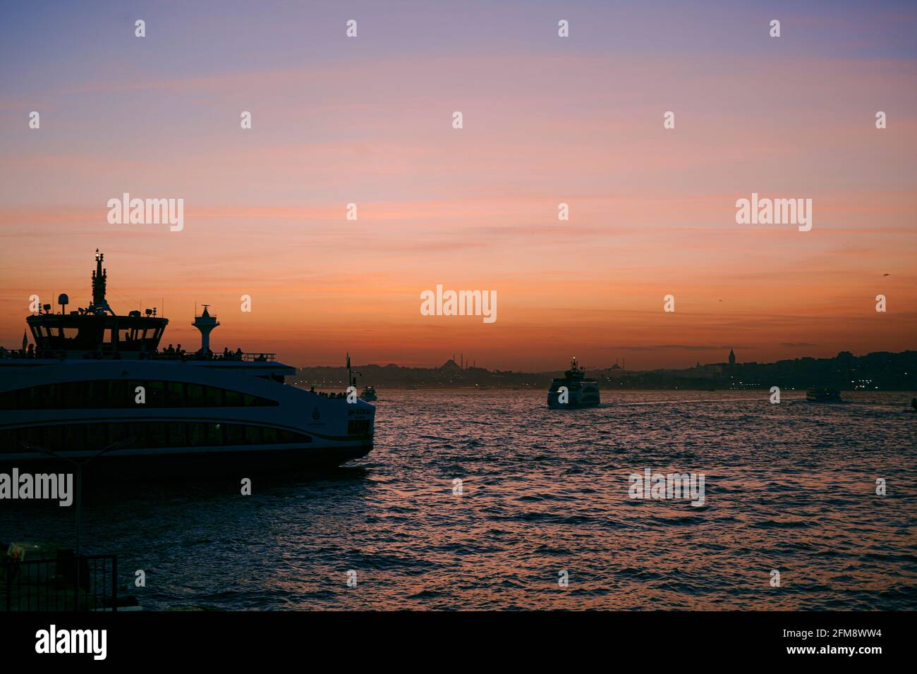 Istanbul silhouette al tramonto molti traghetti in mare. La senica vista della penisola storica di Istanbul Foto Stock