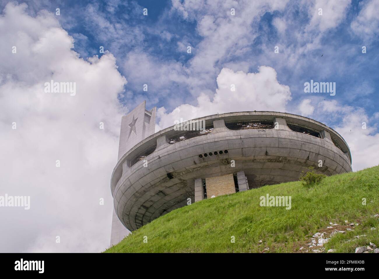 Buzludzha, Bulgaria. La Casa commemorativa del Partito Comunista Bulgaro si trova sul picco di Buzludzha Foto Stock