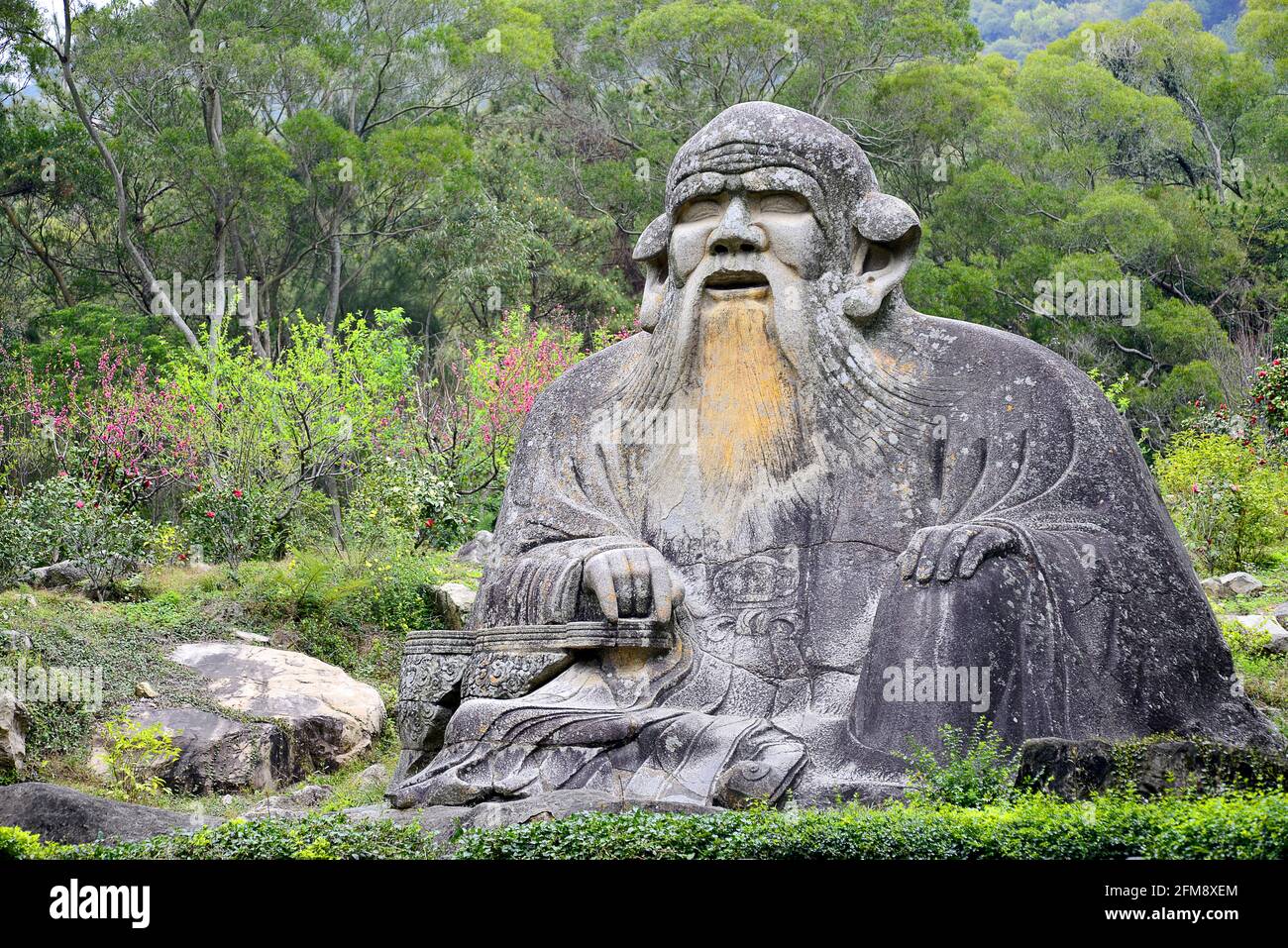 Vista alla statua in pietra di Laozi ai piedi Del Monte Qingyuan in Cina Foto Stock