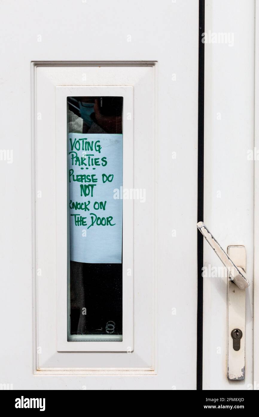 Un segno scritto a mano nella finestra di una porta d'ingresso su Newmarket Street chiede ai vasai politici delle elezioni del consiglio locale di non bussare. Cambridge, Regno Unito Foto Stock