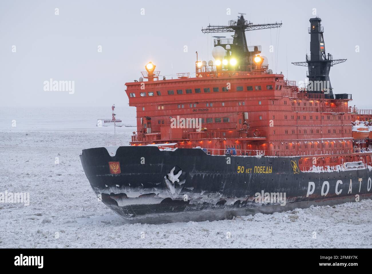 Sabetta, regione del Tyumen, Russia - 4 aprile 2021: Il rompighiaccio di Pobedy del 50 si sposta in ices. Coperto, la neve leggera sta cadendo. Foto Stock