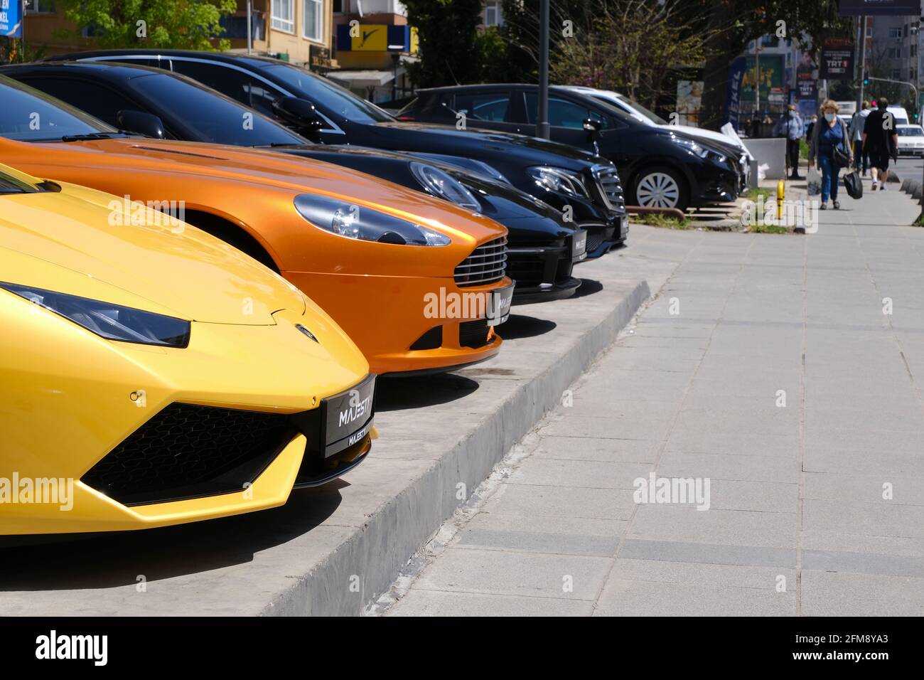 Istanbul, Turchia - 29 aprile 2021 : automobili sportive di lusso in vendita, come Lamborghini, Aston Martin, Mercedes Benz, Porsche sono insieme in una strada di Kad Foto Stock
