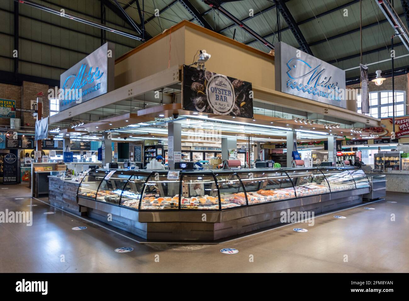 Mercato di San Lorenzo a Toronto, Canada. Il famoso luogo è considerato uno dei migliori mercati alimentari del mondo. Un negozio di carne e pesce Foto Stock