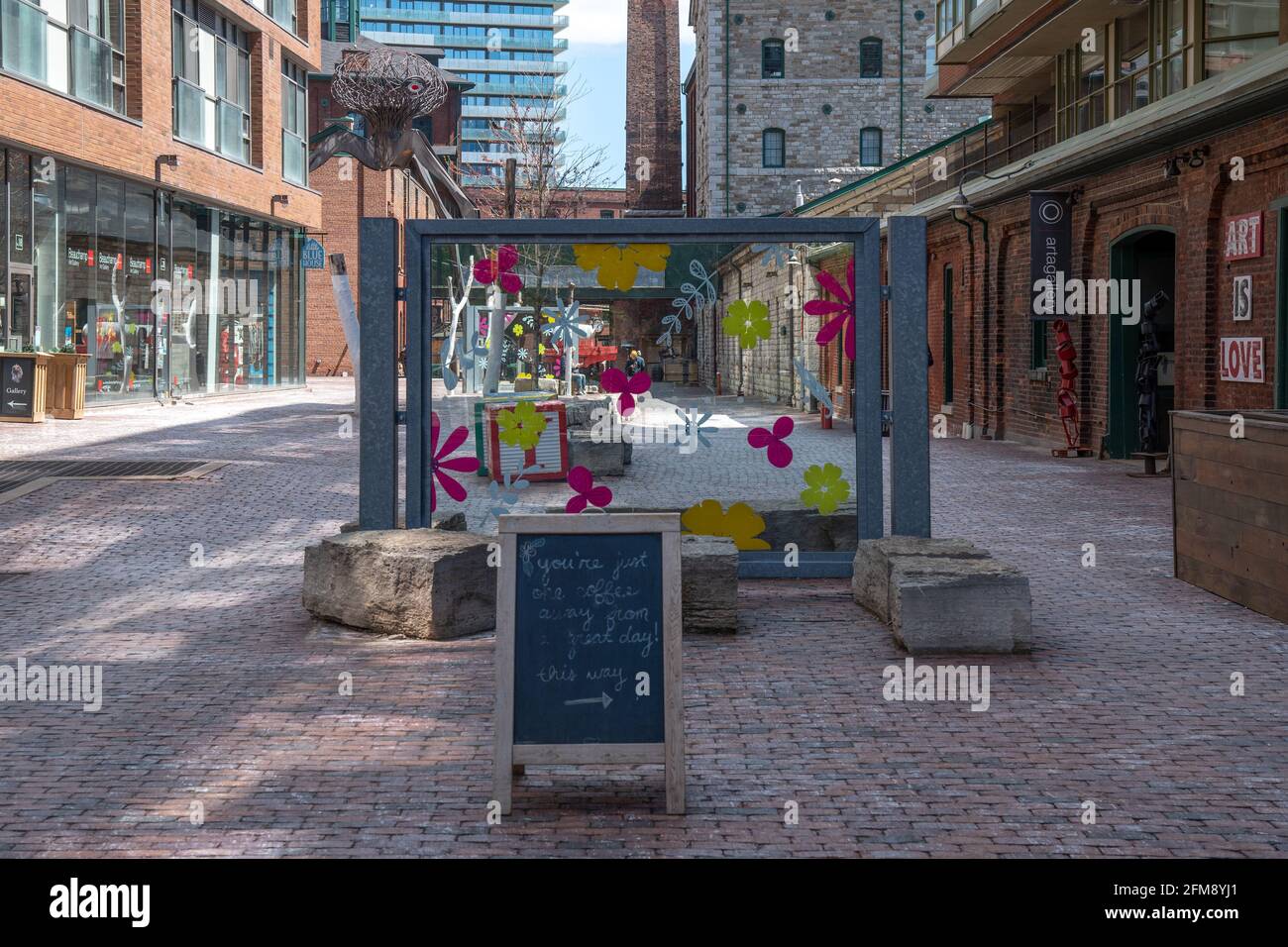 Il Distillery District è uno dei più famosi punti di riferimento turistici della città vecchia di Toronto, Canada. Oggi il luogo famoso è vuoto d Foto Stock