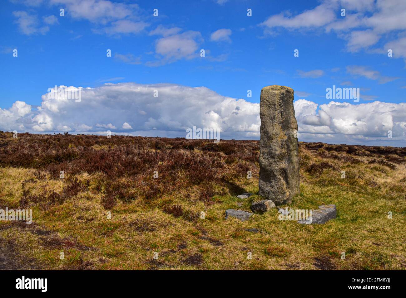 Boundary Stone, Midgley Moor, Calderdale, West Yorkshire Foto Stock