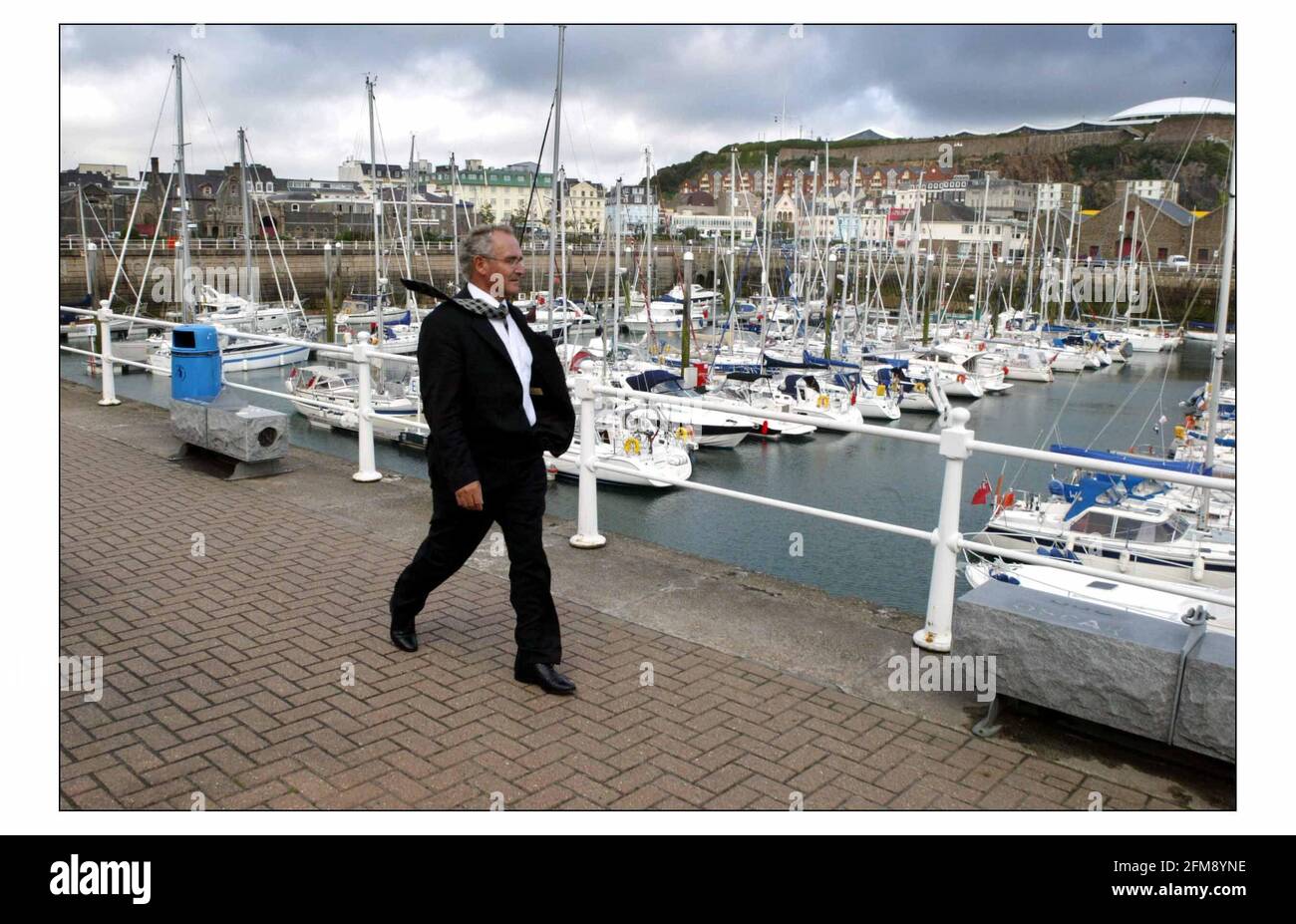 Jersey, St. Helier......le riforme fiscali per preservare lo status di principale centro finanziario off-shore costeranno 500 posti di lavoro nel settore pubblico per colmare una carenza di bilancio di 100 mil. Senatore Frank Walker, presidente della politica e delle risorse degli Stati Comitato pic David Sandison 9/7/2004 Foto Stock