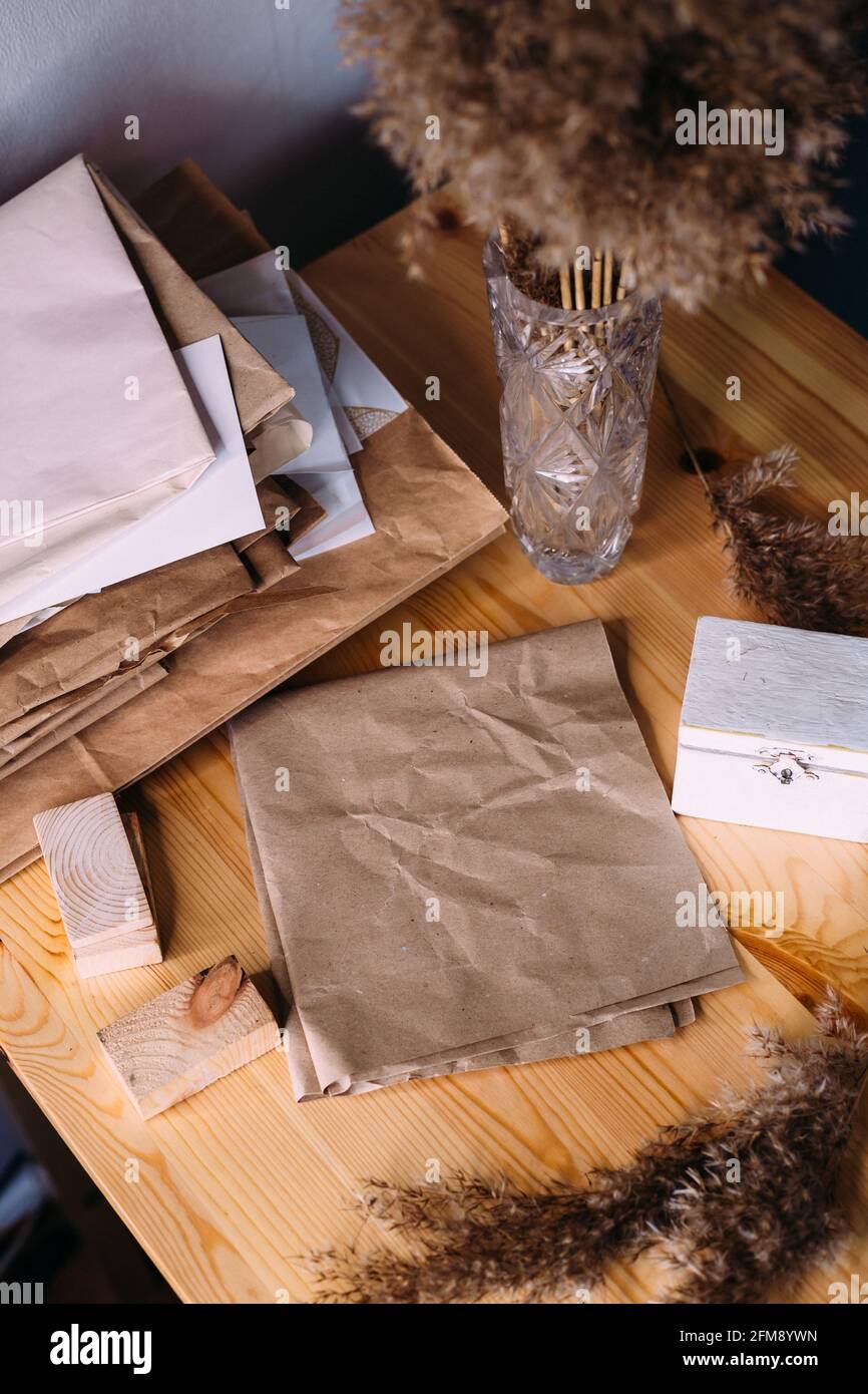 Canne secche, canne in vaso retrò, legno e colori neutri. Carta da artigianato mockup. Foto Stock