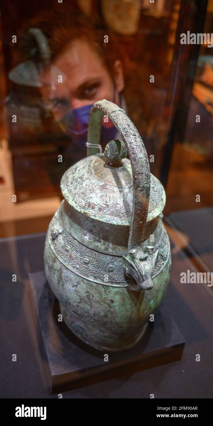 Bonhams, Londra, Regno Unito. 7 maggio 2021. La collezione H: Mobili cinesi, bronzi arcaici e arte giapponese offerti in vendita a Bonhams il 13 maggio a Londra. Immagine: Molto raro vaso di bronzo arcaico rituale e copertina, voi, prima dinastia Zhou occidentale, 10 ° secolo AC, stima £120,000-150,000. Credit: Malcolm Park/Alamy Live News Foto Stock