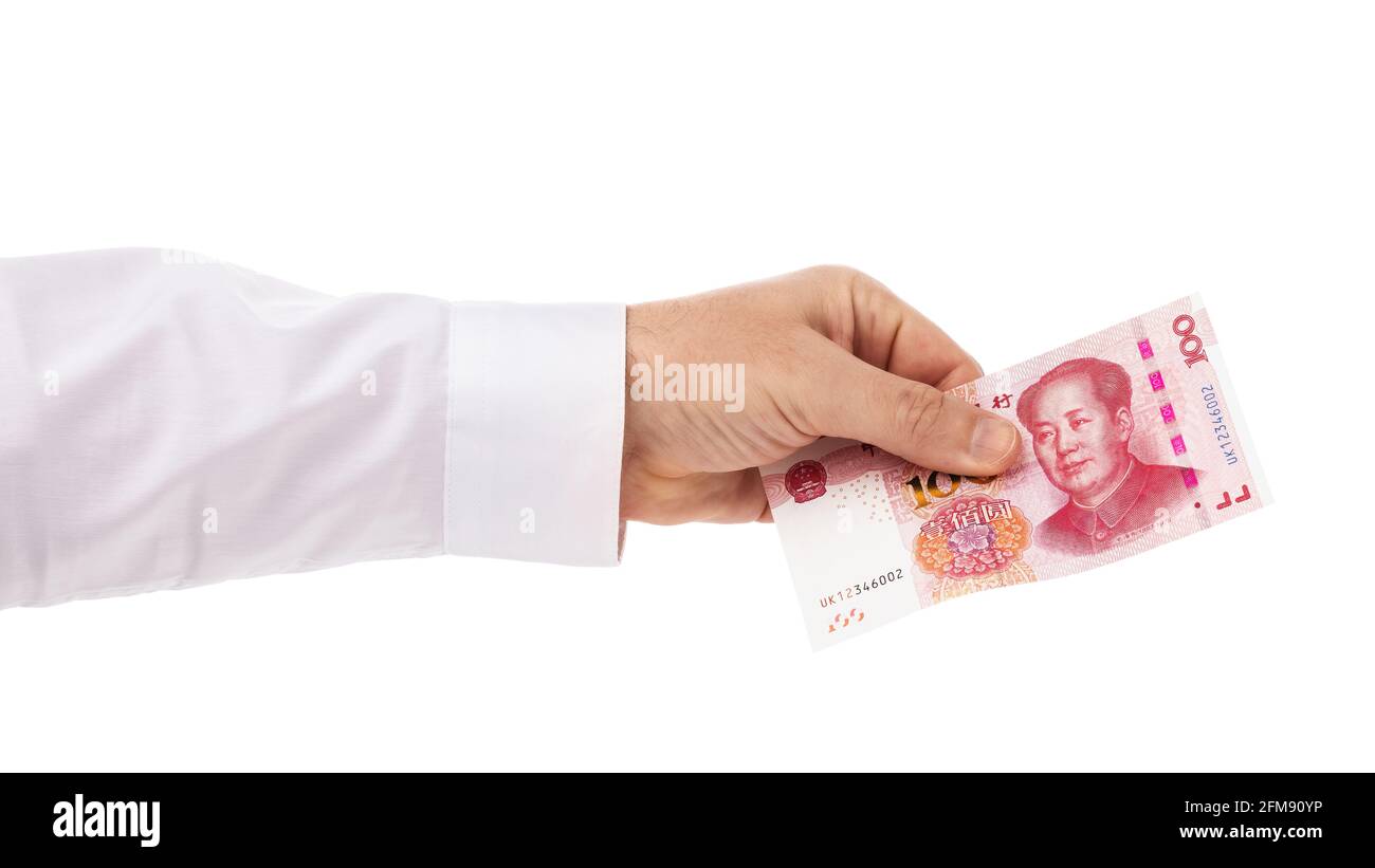 La mano dell'uomo dà cento yuan, isolato su sfondo bianco. Foto Stock