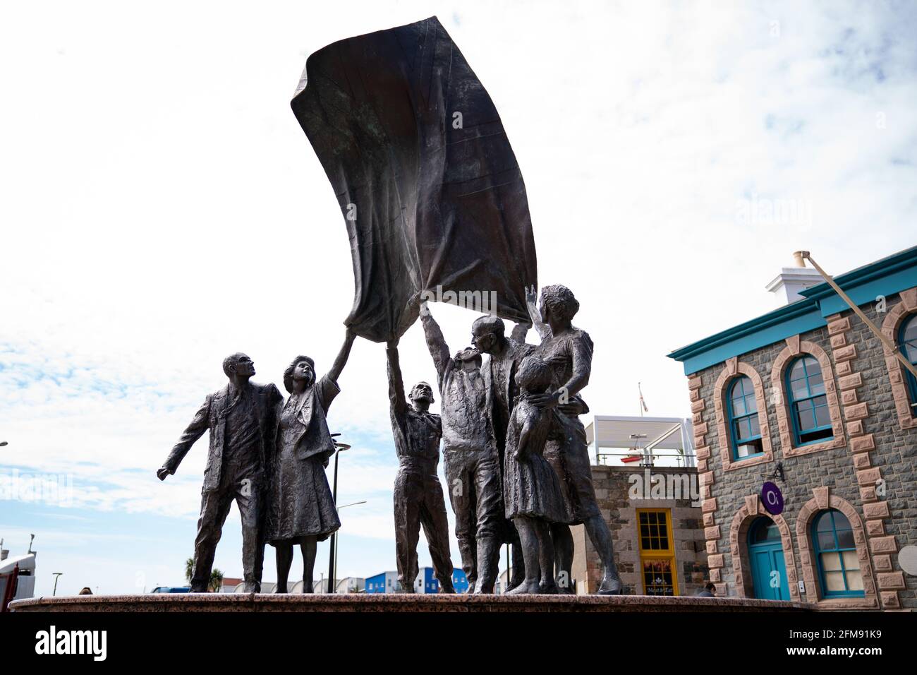 La statua di Liberation Square a St Helier, Jersey. Le autorità di Jersey hanno promesso ulteriori colloqui con la Francia sui diritti di pesca post-Brexit, e il governo britannico lavorerà ora con entrambe per risolvere la controversia prima che si intensifica ulteriormente. Data immagine: Venerdì 07 maggio 2021. Foto Stock