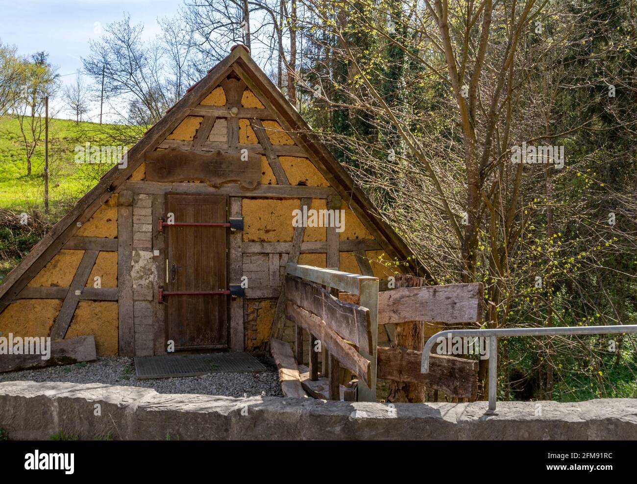 piccolo eremo in un ambiente soleggiato all'inizio della primavera Foto Stock