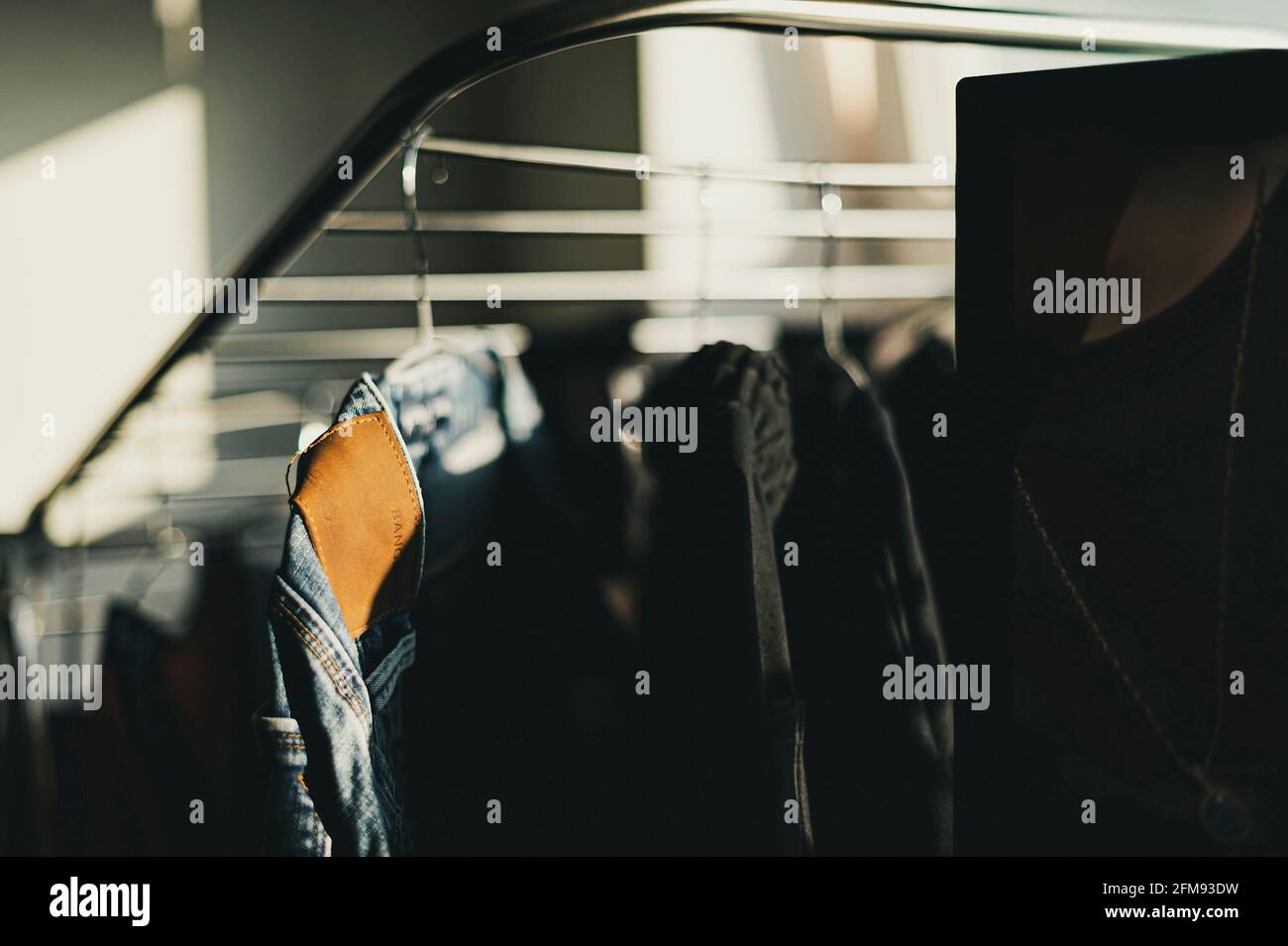 Giacca Jean appesa su rack Foto Stock