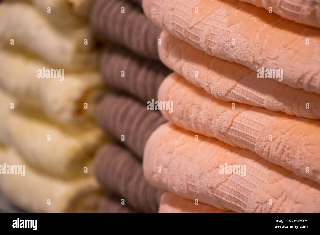 Vendita di asciugamani morbidi nel negozio. Pila di accessori per il centro benessere. Foto Stock