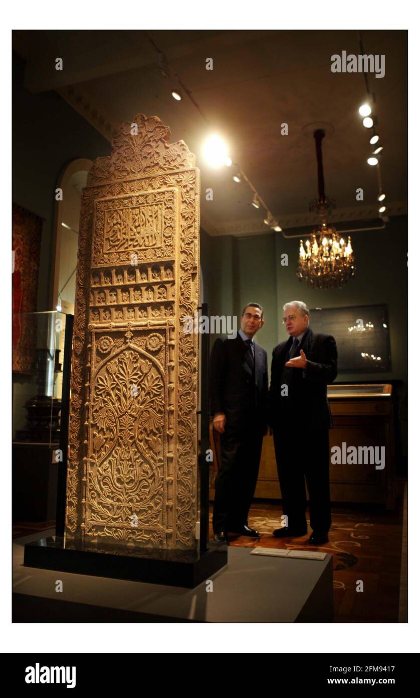 Cielo sulla Terra: Arte dalle terre islamiche...dal 25 marzo al 22 agosto 2004 presso l'Hermitage Rooms, Somerset House London. (A sinistra) Prof Nasser D Khalili (la collezione Khalili, Londra) e (a destra) Prof Mikhail Piotrovsky (direttore del Museo dell'Ermitage di Stato, San Pietroburgo) con Stela, con iscrizioni Coraniche. India del Nord fine 17 ° secolo.Pic David Sandison 24/3/2004 Foto Stock