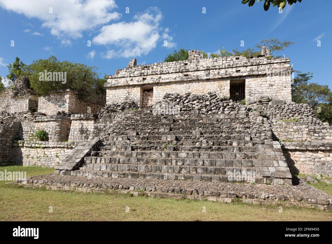 Uno dei Twins, due templi affiancati quasi identici nelle rovine Maya di Ek Balam, Yucatan, Messico Foto Stock