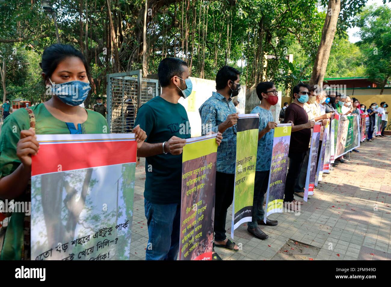 Dhaka, Bangladesh - il 07 maggio 2021: Scrittore-poeta-artista e attivisti culturali hanno protestato contro l'abbattimento dell'albero dilagante a Suhrawardy Udyan a Dhaka come parte Foto Stock