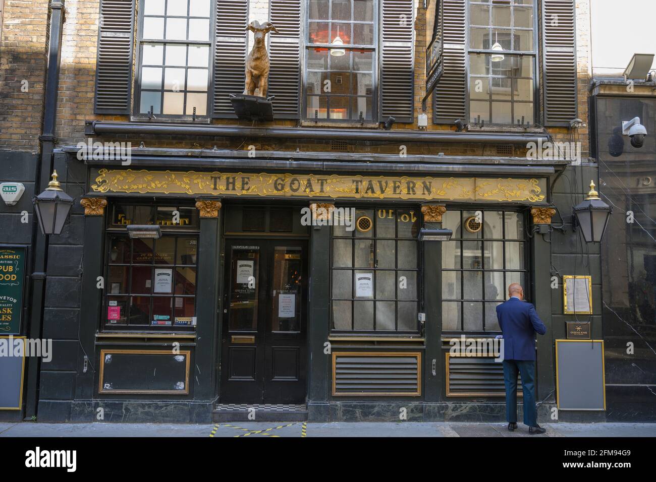 Mayfair, Londra, Regno Unito. 7 maggio 2021. Gli amanti dello shopping di lusso potranno visitare i negozi e i caffè di New Bond Street a Londra sotto il sole. Credit: Malcolm Park/Alamy Live News. Foto Stock