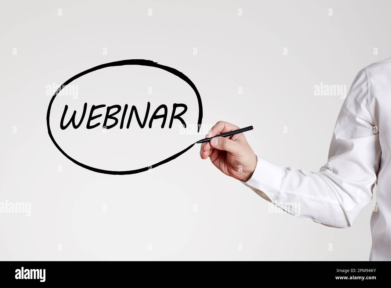 L'uomo d'affari scrive il webinar di parola con un cerchio di contorno. Foto Stock