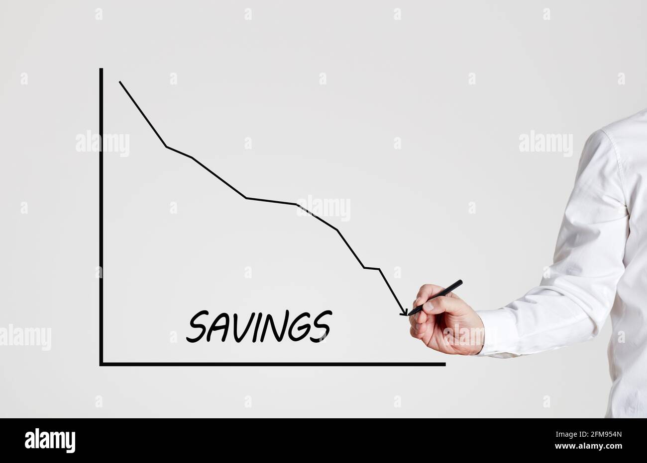 Uomo d'affari disegna un grafico a linee in declino con il salvataggio di parole. Riduzione del concetto di risparmio. Foto Stock