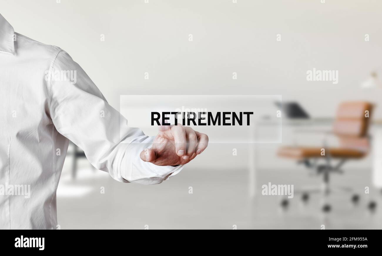 Uomo d'affari premendo la parola ritiro su una schermata di visualizzazione di ricerca virtuale. Pensionamento e concetto pensionistico. Foto Stock