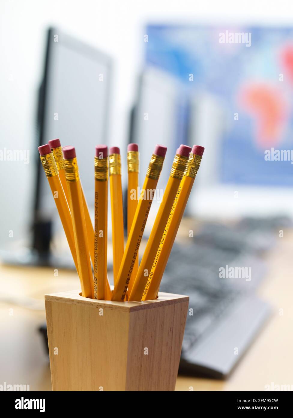 ANCORA VITA DI UNA SCUOLA/SCUOLA SUPERIORE SCRIVANIA CON COMPUTER Foto Stock