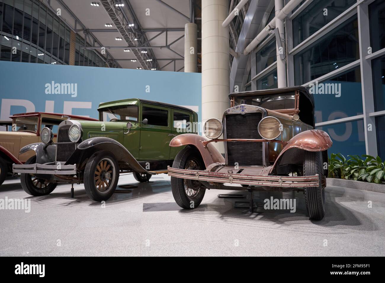 Mostra di auto d'epoca all'aeroporto internazionale di Domodedovo Foto Stock