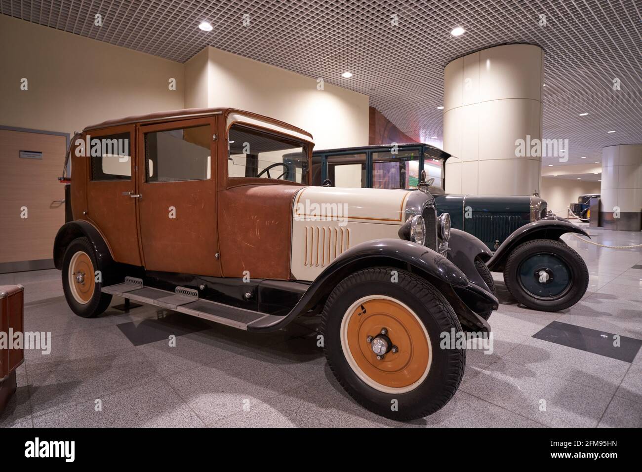 MOSCA, RUSSIA - 3 MAGGIO 2021: Auto francese retrò della Citroen b14 presso uno stand espositivo all'aeroporto internazionale di Domodeovo Foto Stock