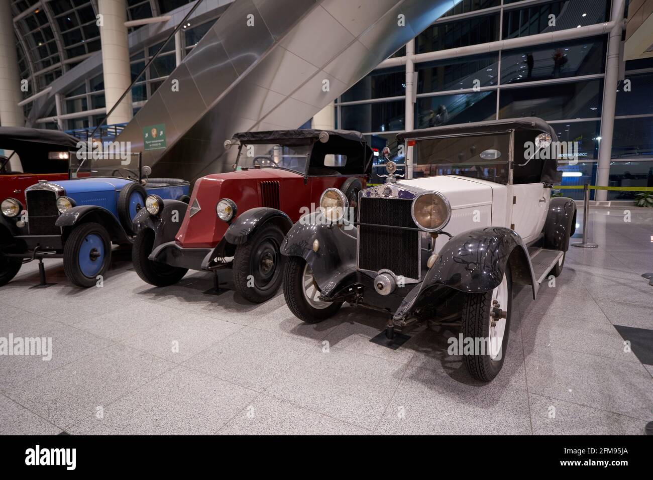 MOSCA, RUSSIA - 3 MAGGIO 2021: Stand espositivo di auto d'epoca all'aeroporto internazionale Domodedovo Foto Stock