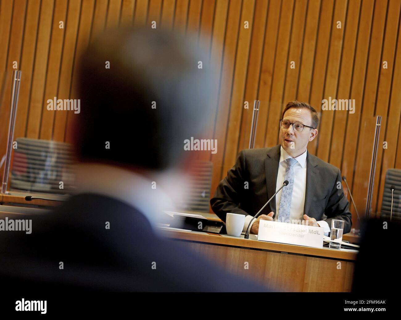 Duesseldorf, Germania. 07 maggio 2021. Martin Börschel, presidente della "commissione d'inchiesta sull'abuso di minori", esamina Michael Stickeln, amministratore di distretto nel distretto di Höxter. La "commissione d'inchiesta sull'abuso di bambini" del parlamento statale della Renania settentrionale-Vestfalia continua a interrogare i testimoni. Sono invitati l'attuale Amministratore Distrettuale del distretto di Höxter e il suo predecessore. Credit: Liver Berg/dpa/Alamy Live News Foto Stock