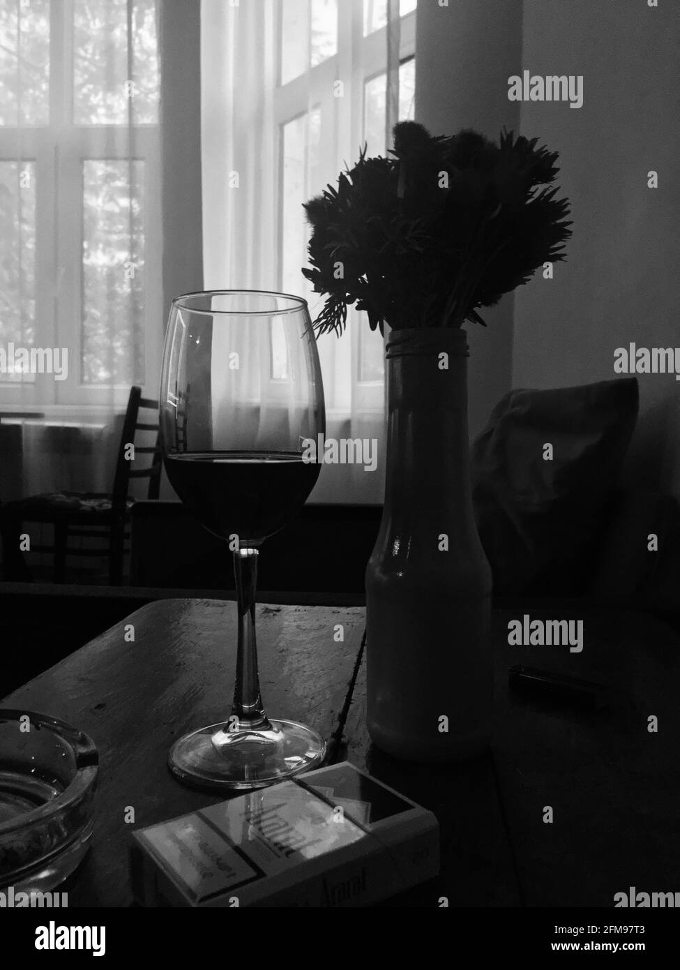 YEREVAN, ARMENIA - 26 aprile 2021: Bere vino, vivere nel momento e sognare Foto Stock