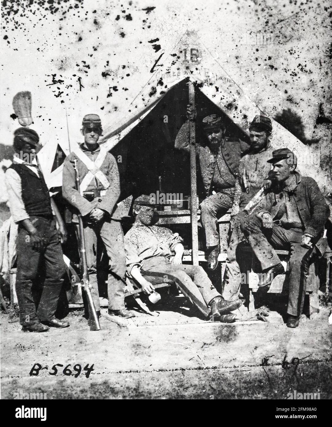 USA Guerra civile era foto di soldati sindacali con un uomo nero afroamericano a una tenda Foto Stock