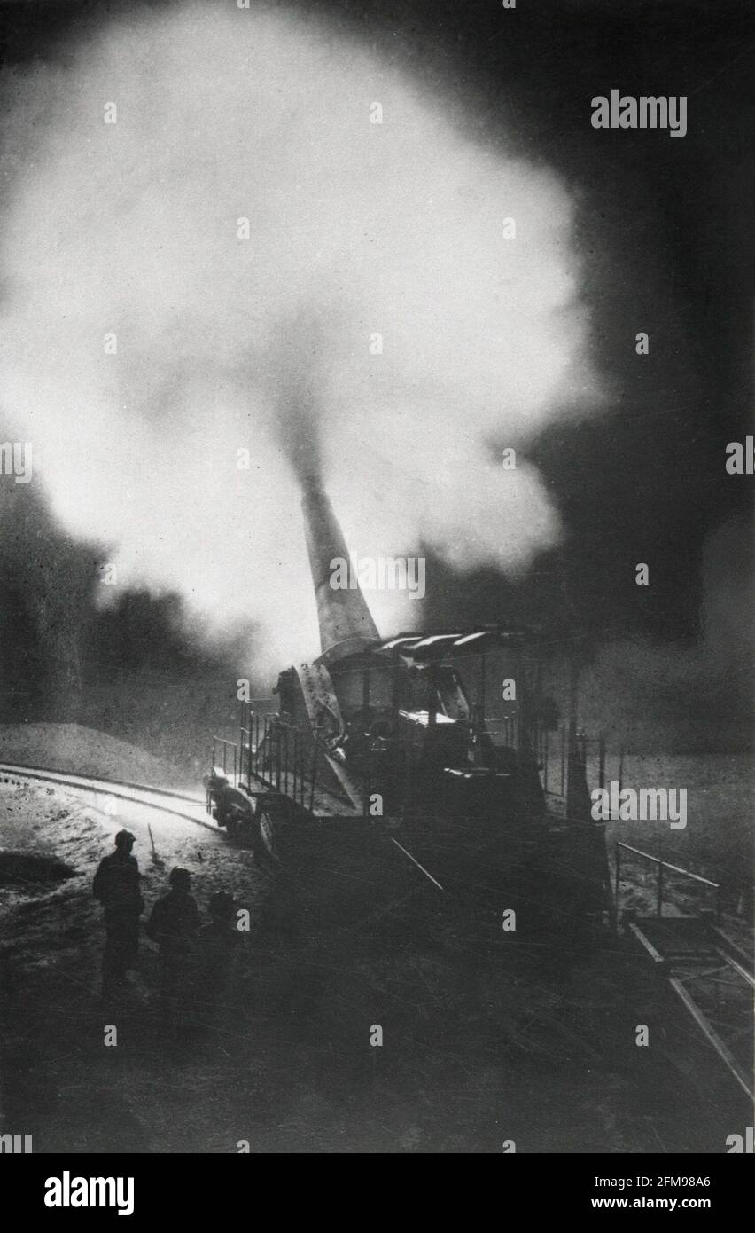 Guerra mondiale i French Artillery Railway pistola sparando munizioni prima guerra mondiale circa 1917 getto di fumo della pistola del binario Foto Stock