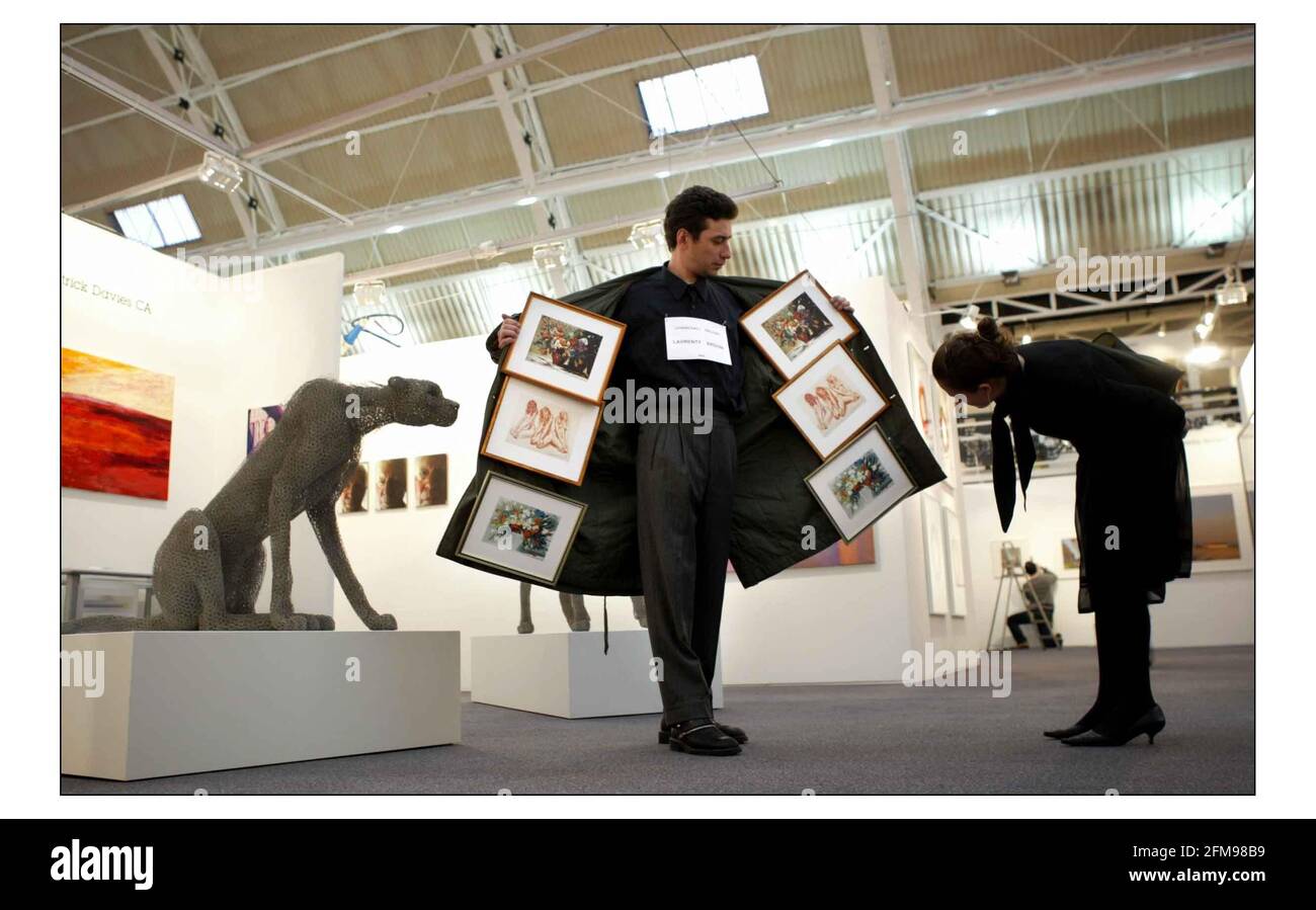 London Art Fair.......al Business Design Center di Islington dal 14-18 gennaio. Alexander Petrelli 'GALLERIA DI SOPRABITI' che mostra opere di artisti russi nel suo soprabito.pic David Sandison 13/1/2004 Foto Stock