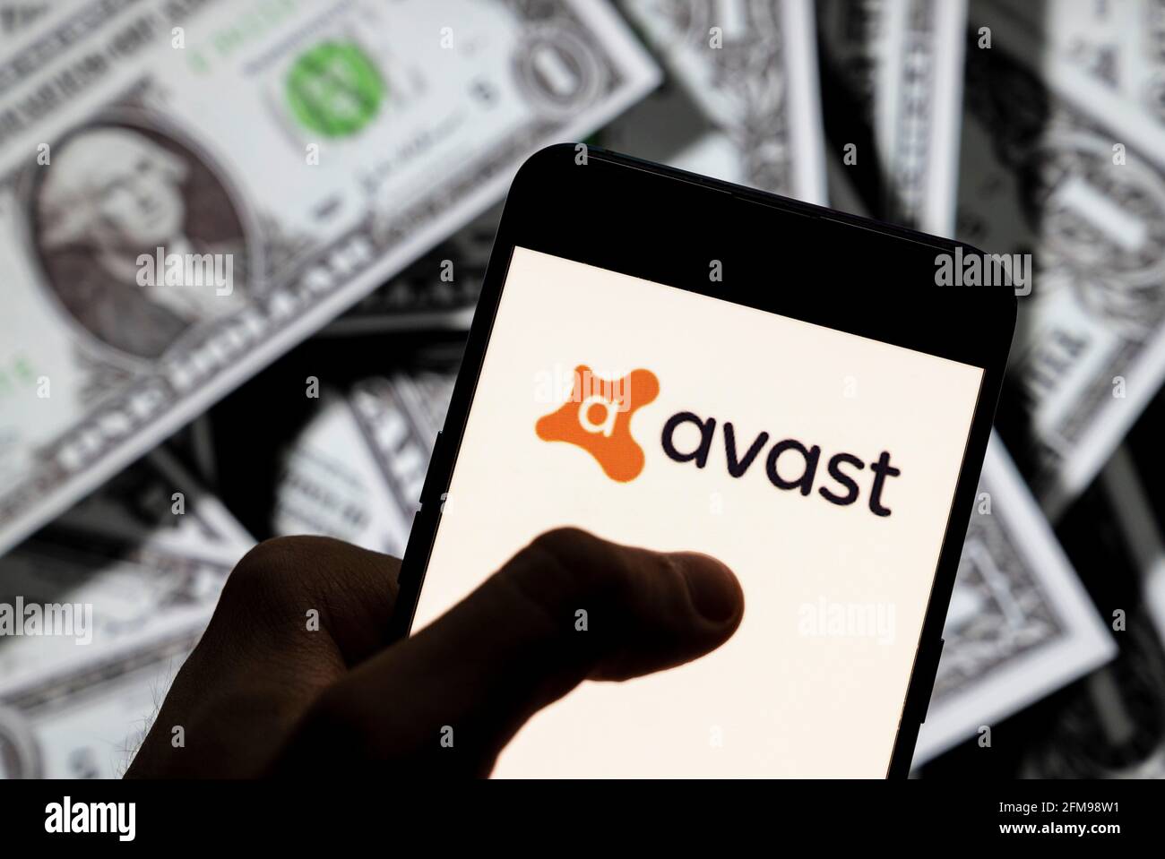 In questa illustrazione è illustrato il logo della multinazionale ceca Avast Software, società di software per la cybersicurezza, visualizzato su uno smartphone con la valuta USD (dollaro statunitense) sullo sfondo. Foto Stock
