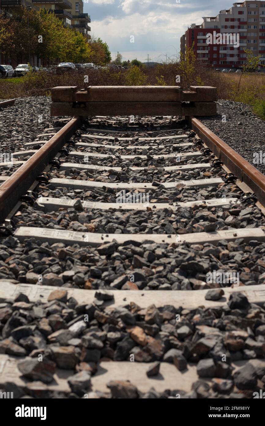 La fine della ferrovia, un blocco di calcestruzzo segna la fine. Foto Stock