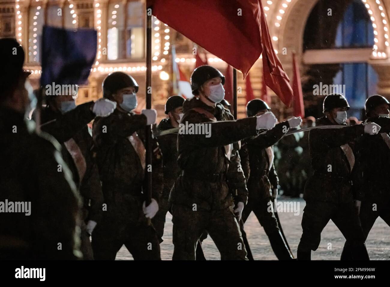 Mosca, Russia. 4 maggio 2021. I soldati che indossano caschi da guerra marciano in Piazza Rossa. Le organizzazioni militarizzate sotto la guida del Ministero della Difesa russo alla vigilia della Giornata della Vittoria del popolo sovietico nella Grande Guerra Patriottica provano una parata militare in Piazza Rossa. Di notte, il centro di Mosca è chiuso al pubblico e l'esercito, insieme con le attrezzature, condurre una prova di vestito. Credit: Mihail Tokmakov/SOPA Images/ZUMA Wire/Alamy Live News Foto Stock