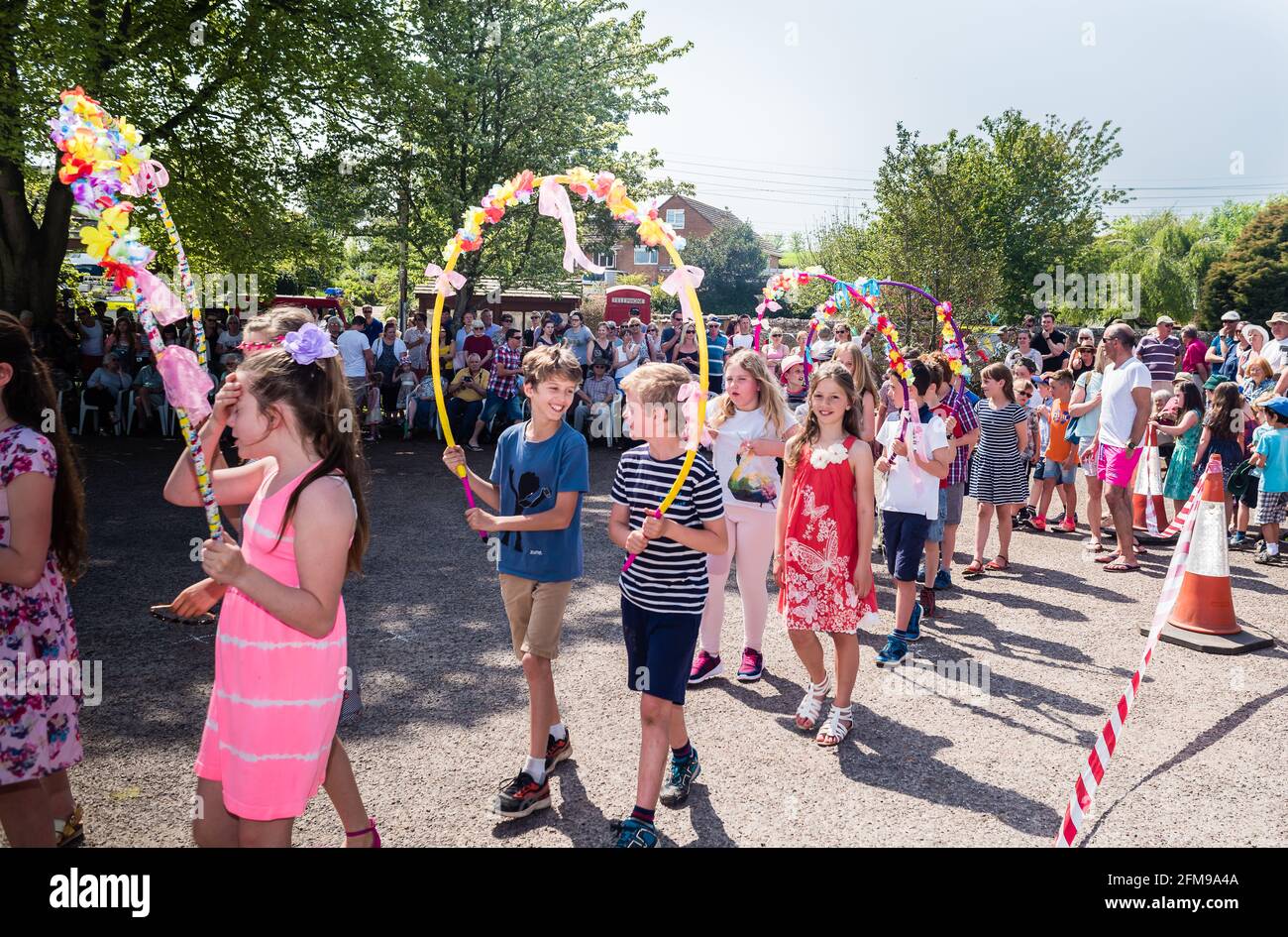 Celebrazioni di Mayday in un villaggio di Devon. La processione della Regina di Maggio. Foto Stock