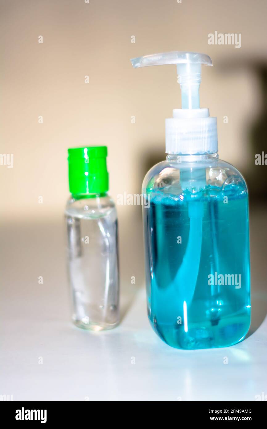 Bottiglie blu di disinfettante per le mani e gel antibatterico per le mani, lavaggio delle mani, igiene delle mani per la prevenzione dei virus Corona Foto Stock