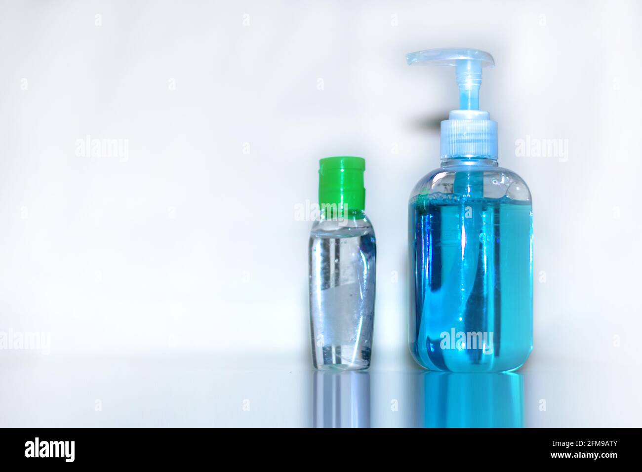 Bottiglie blu di disinfettante per le mani e gel antibatterico per le mani, lavaggio delle mani, igiene delle mani per la prevenzione dei virus Corona Foto Stock