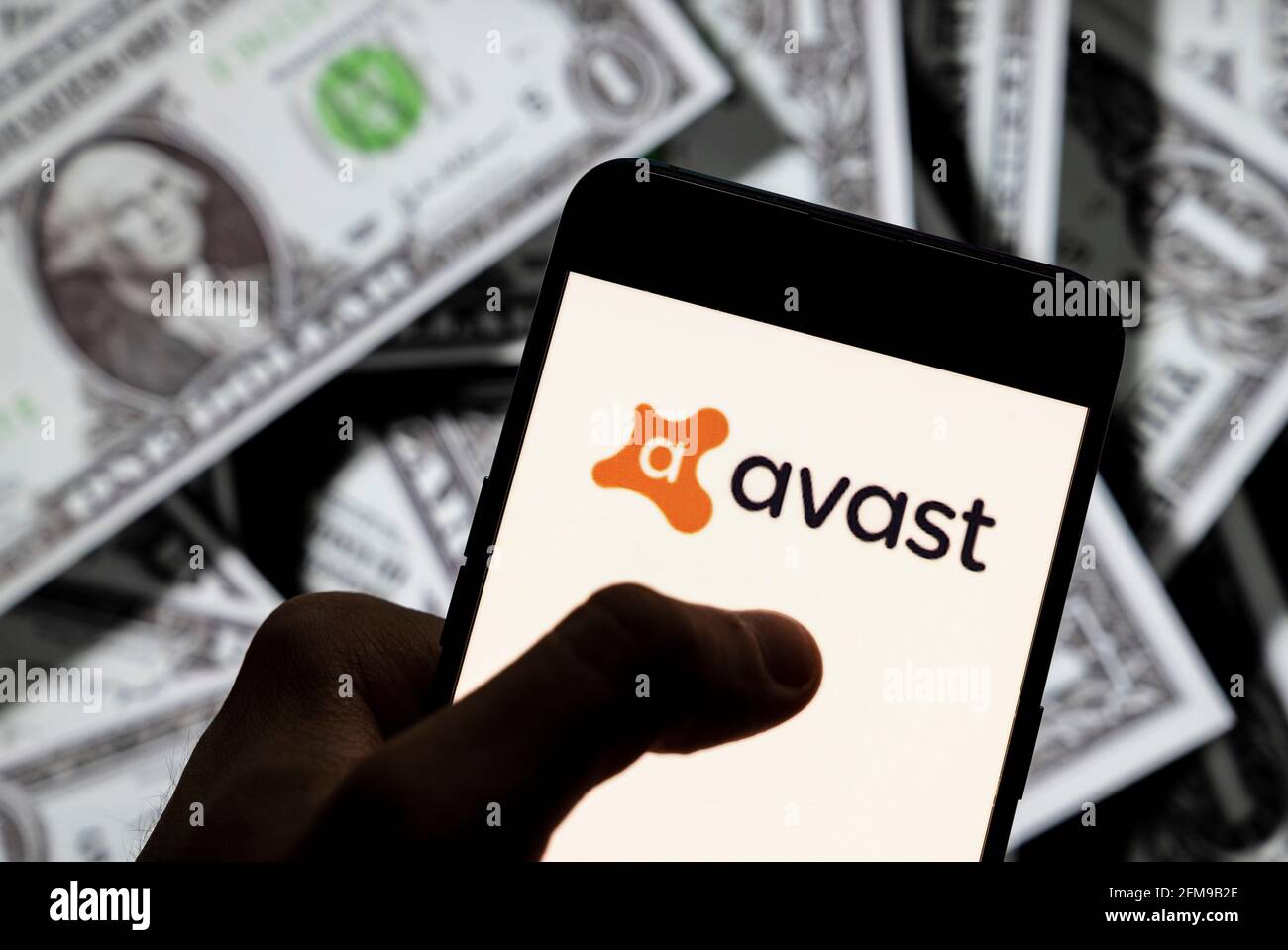 Cina. 23 Apr 2021. In questa illustrazione è illustrato il logo della multinazionale ceca Avast Software, società di software per la cybersicurezza, visualizzato su uno smartphone con la valuta USD (dollaro statunitense) sullo sfondo. (Foto di Budrul Chukrut/SOPA Images/Sipa USA) Credit: Sipa USA/Alamy Live News Foto Stock