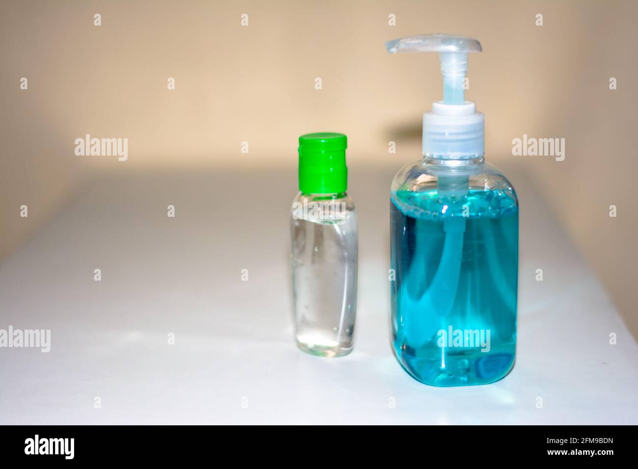 Bottiglie blu di disinfettante per le mani e gel antibatterico per le mani, lavaggio delle mani, igiene delle mani per la prevenzione dei virus Corona Foto Stock