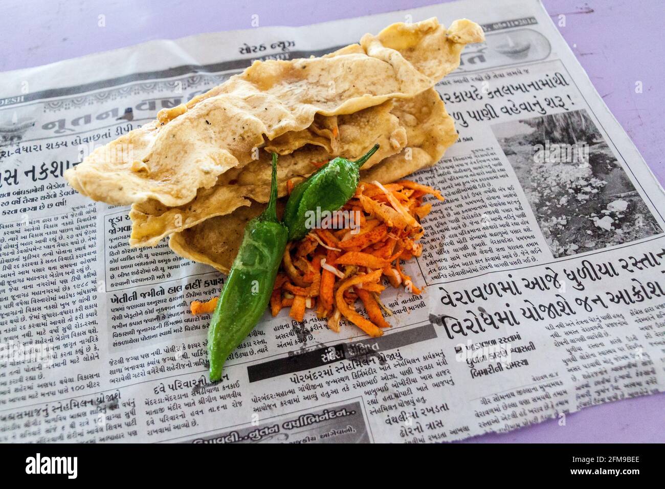 JUNAGADH, INDIA - 10 FEBBRAIO 2017: Colazione in Gujarat con peperoni e carote, India Foto Stock