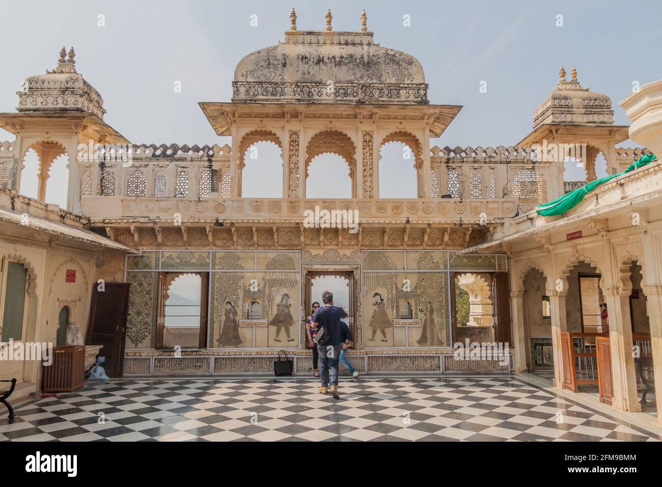 UDAIPUR, INDIA - 12 FEBBRAIO 2017: Cortile del palazzo della città a Udaipur, stato del Rajasthan, India Foto Stock