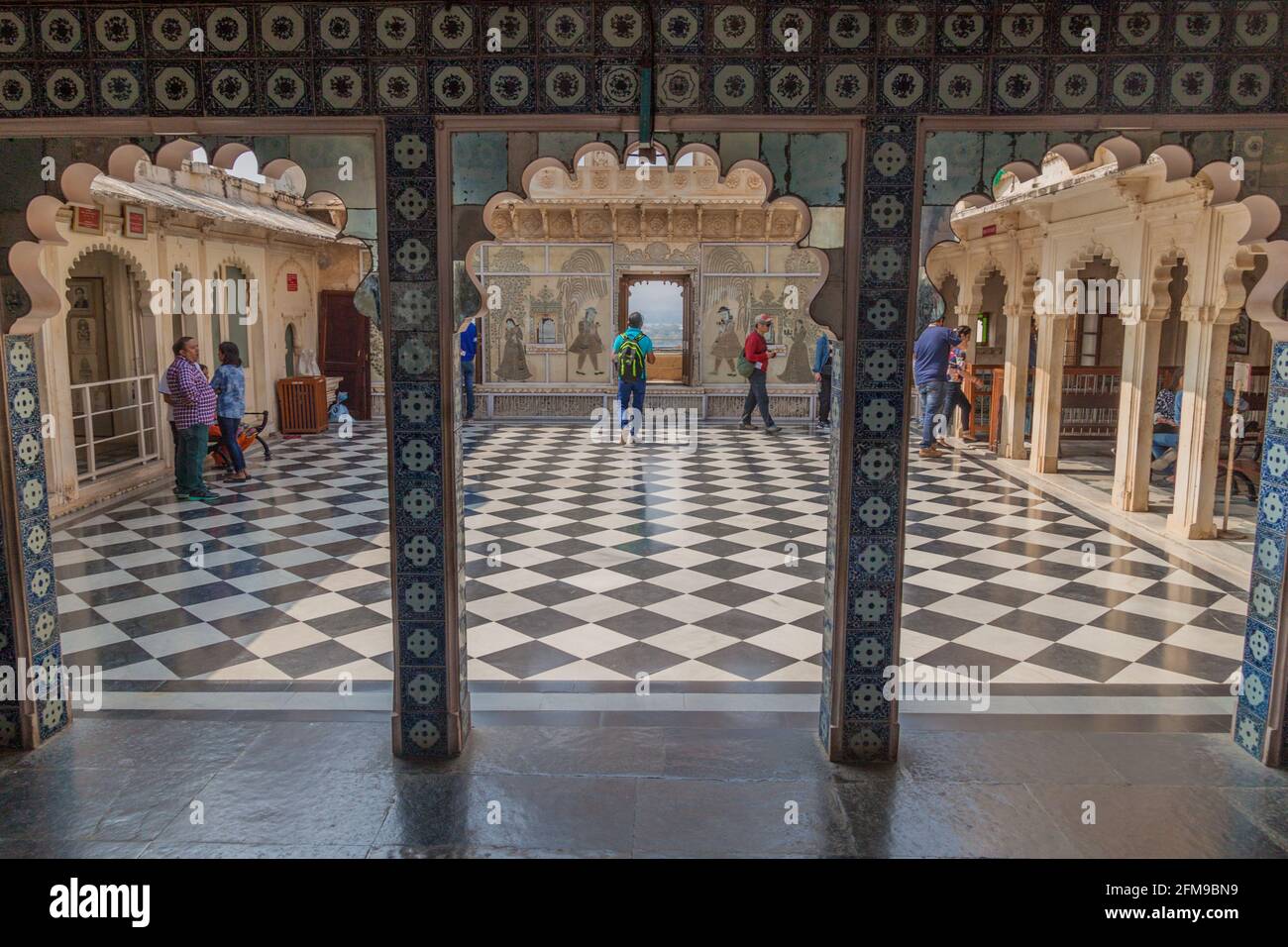 UDAIPUR, INDIA - 12 FEBBRAIO 2017: Cortile del palazzo della città a Udaipur, stato del Rajasthan, India Foto Stock