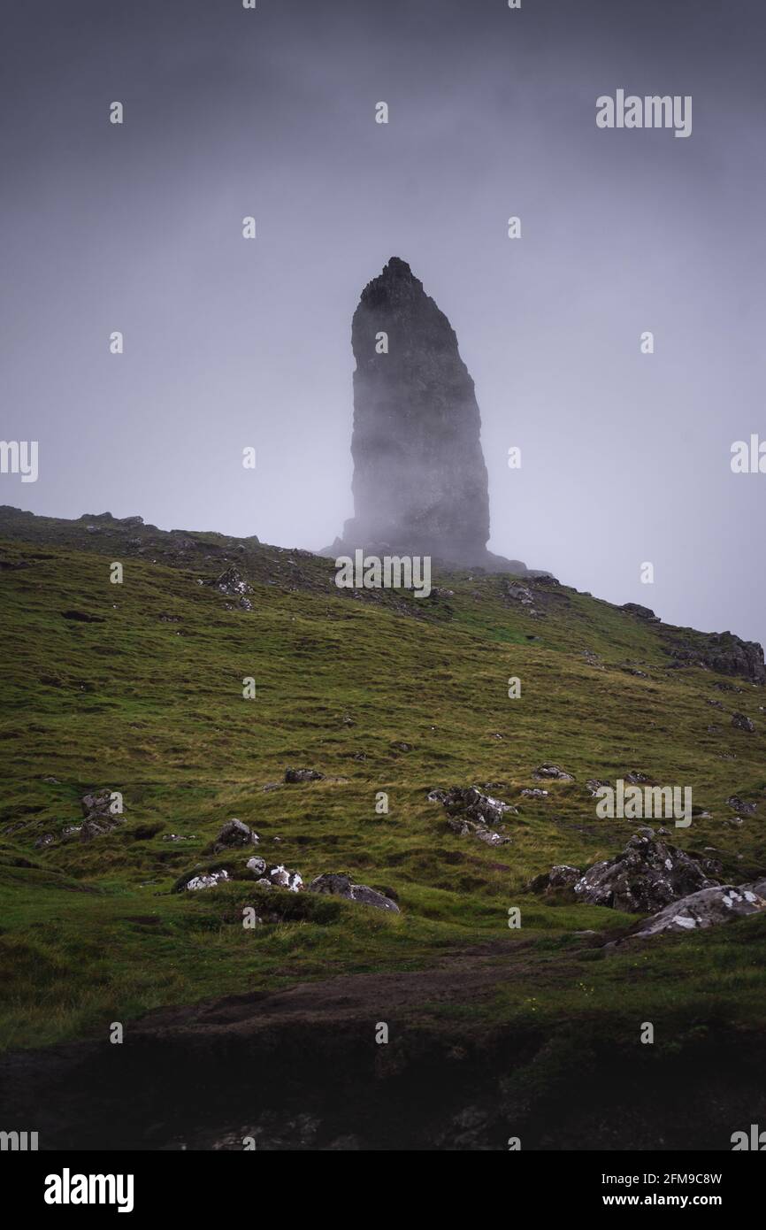 Come una delle colline più famose della Scozia, Jag ha dovuto scattare rapidamente le sue foto della Storr nel momento perfetto in cui il tempo, e prima di chiunque el Foto Stock