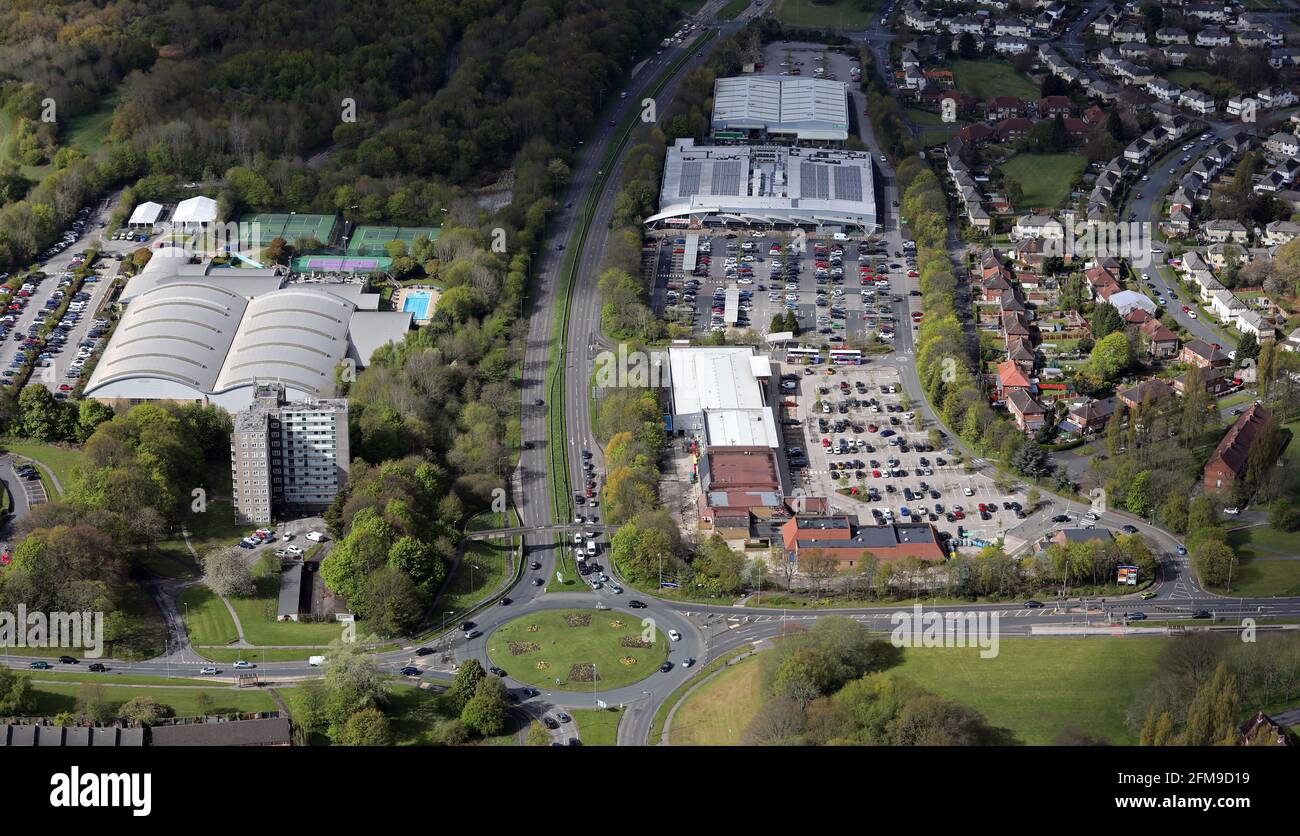 Vista aerea del Moor Allerton District Centre e David Lloyd Leeds, alla rotatoria dell'incrocio tra la A6120 e King Lane, Moortown, Leeds Foto Stock