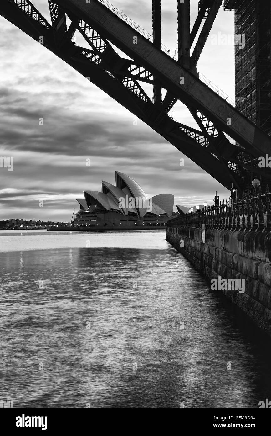 Teatro dell'Opera di Sydney incorniciato dal Ponte del Porto Foto Stock