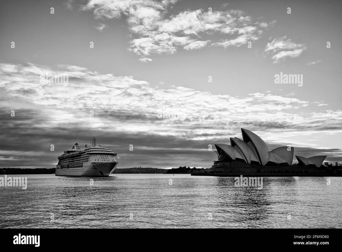 La radianza dei mari che circonda la Sydney Opera House Foto Stock