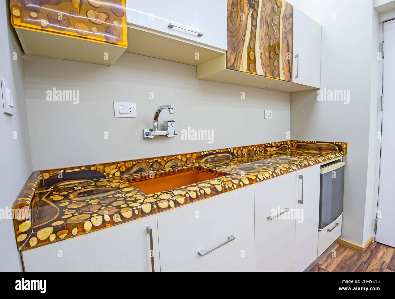 Interni in resina epossidica e blocchi di legno decorazione di design  mostra cucina moderna con armadi e lavello in showroom appartamento di  lusso Foto stock - Alamy